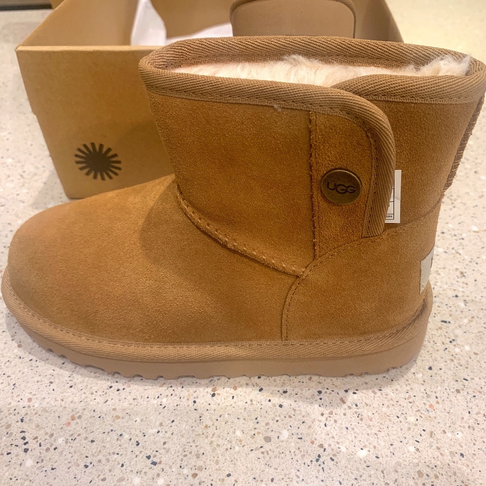 Girls New, Unworn UGG Joan Boots (Chestnut) - Size 13
